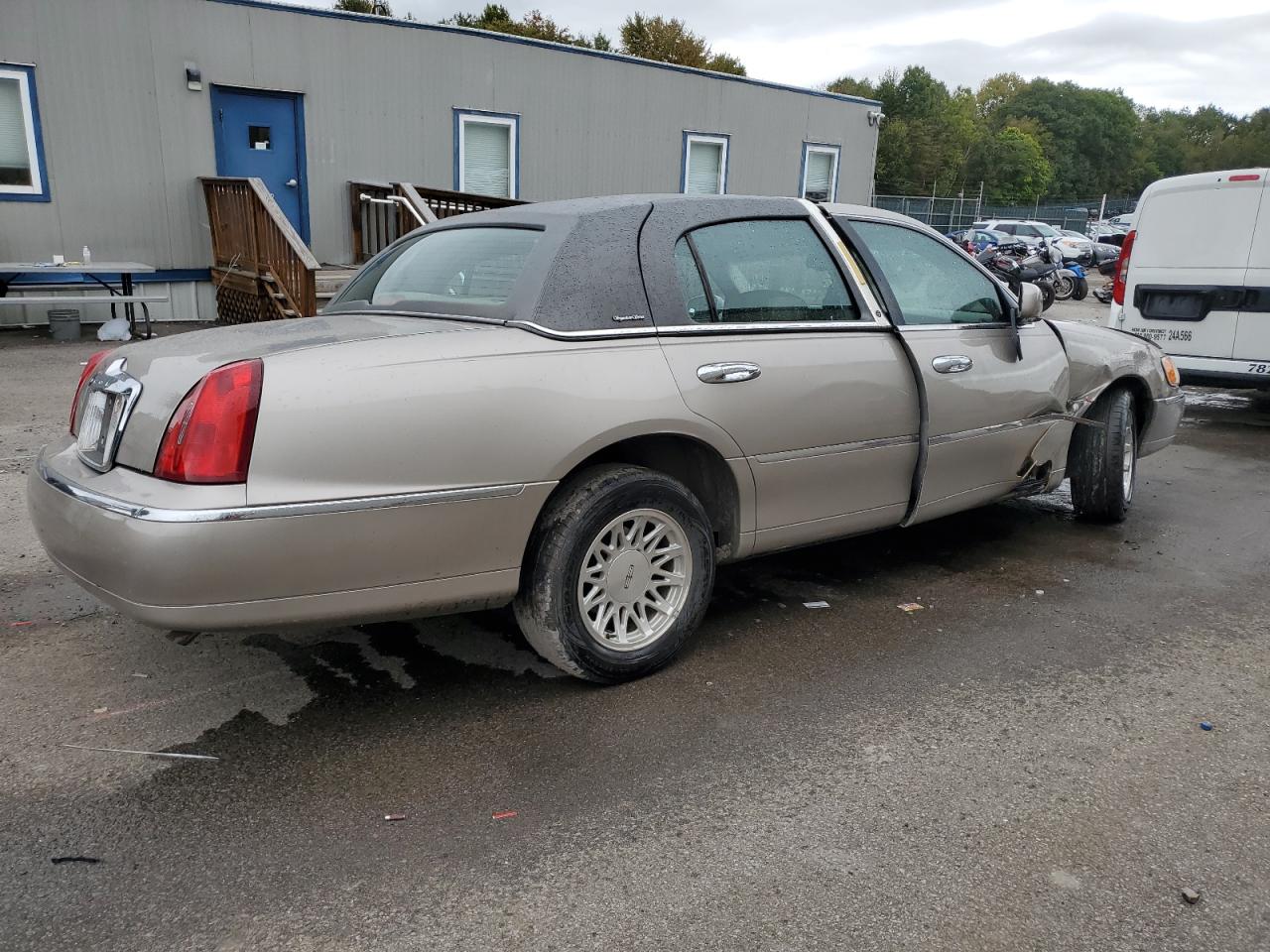 1LNHM82W0XY669187 1999 Lincoln Town Car Signature