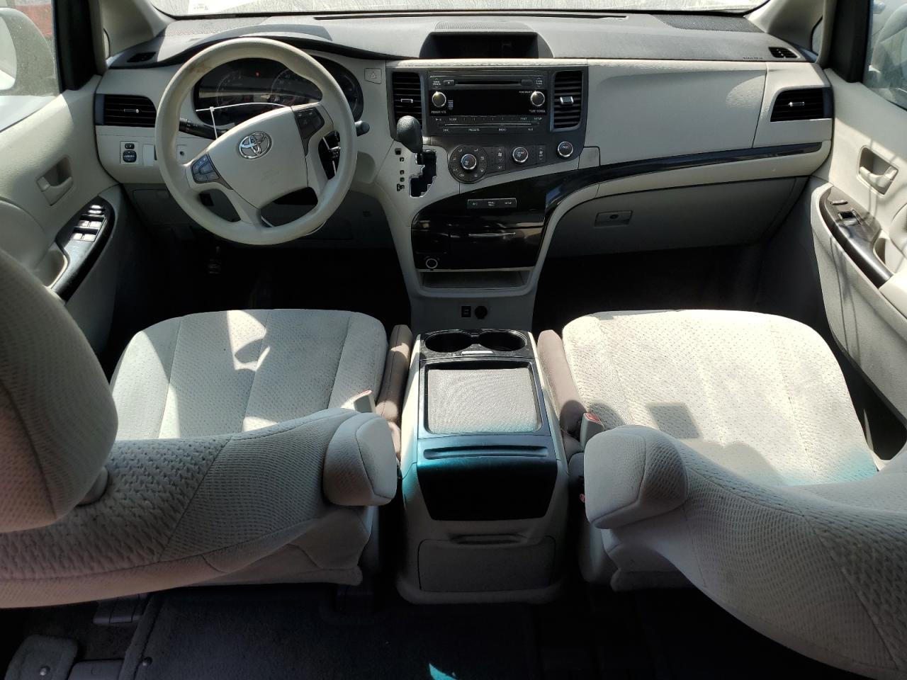 2011 Toyota Sienna - Image 8