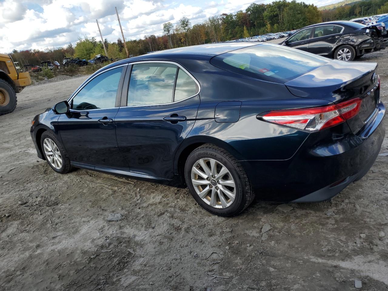 VIN 4T1B11HK1JU625238 2018 TOYOTA CAMRY no.2