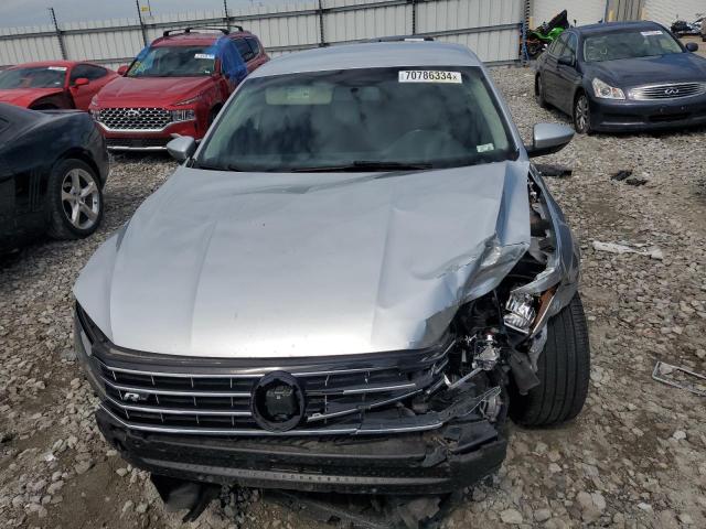 VOLKSWAGEN PASSAT 2017 Серебристый