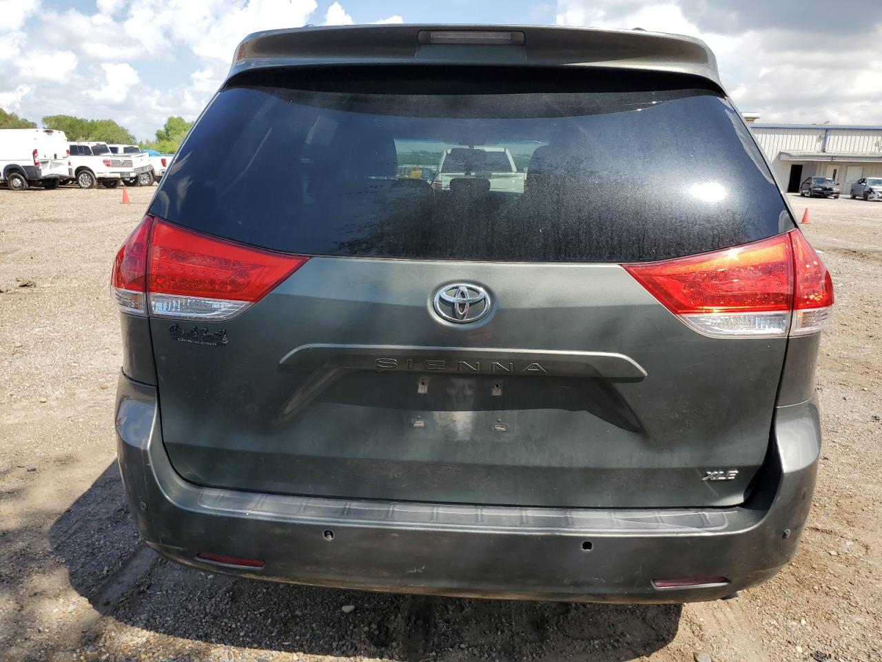 5TDYK3DC8ES523998 2014 Toyota Sienna Xle