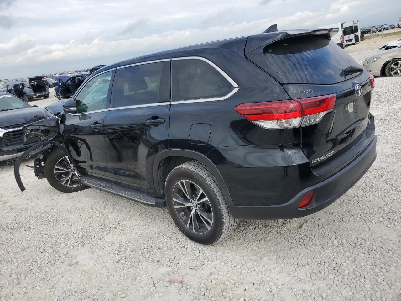 5TDZZRFH2HS231134 2017 TOYOTA HIGHLANDER - Image 2