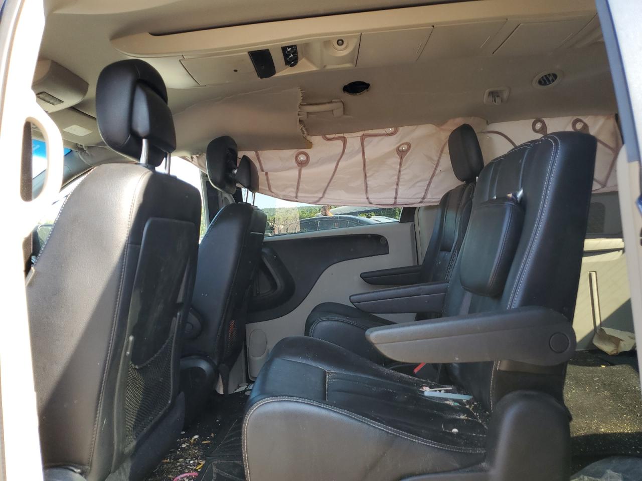 2014 Chrysler Town & Country - Image 11