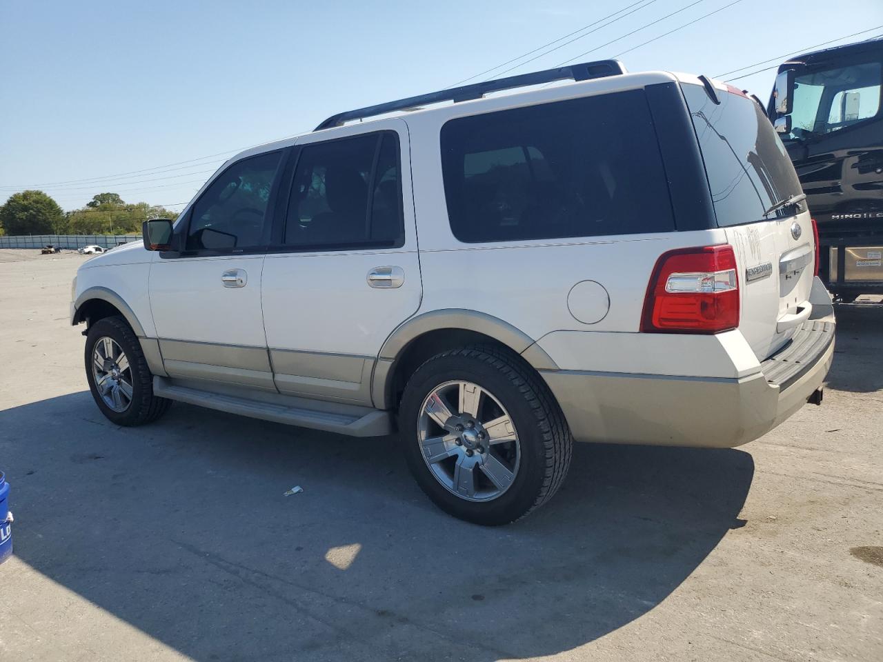 2010 Ford Expedition - Image 2