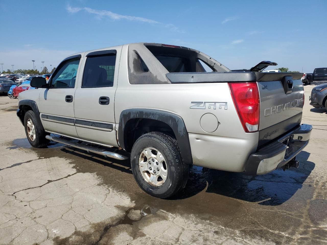 2004 Chevrolet Avalanche - Image 2