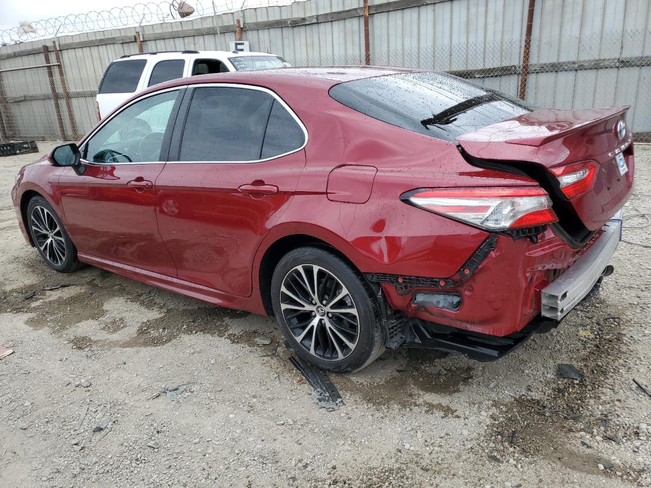 4T1B11HK7JU532000 2018 TOYOTA CAMRY - Image 2