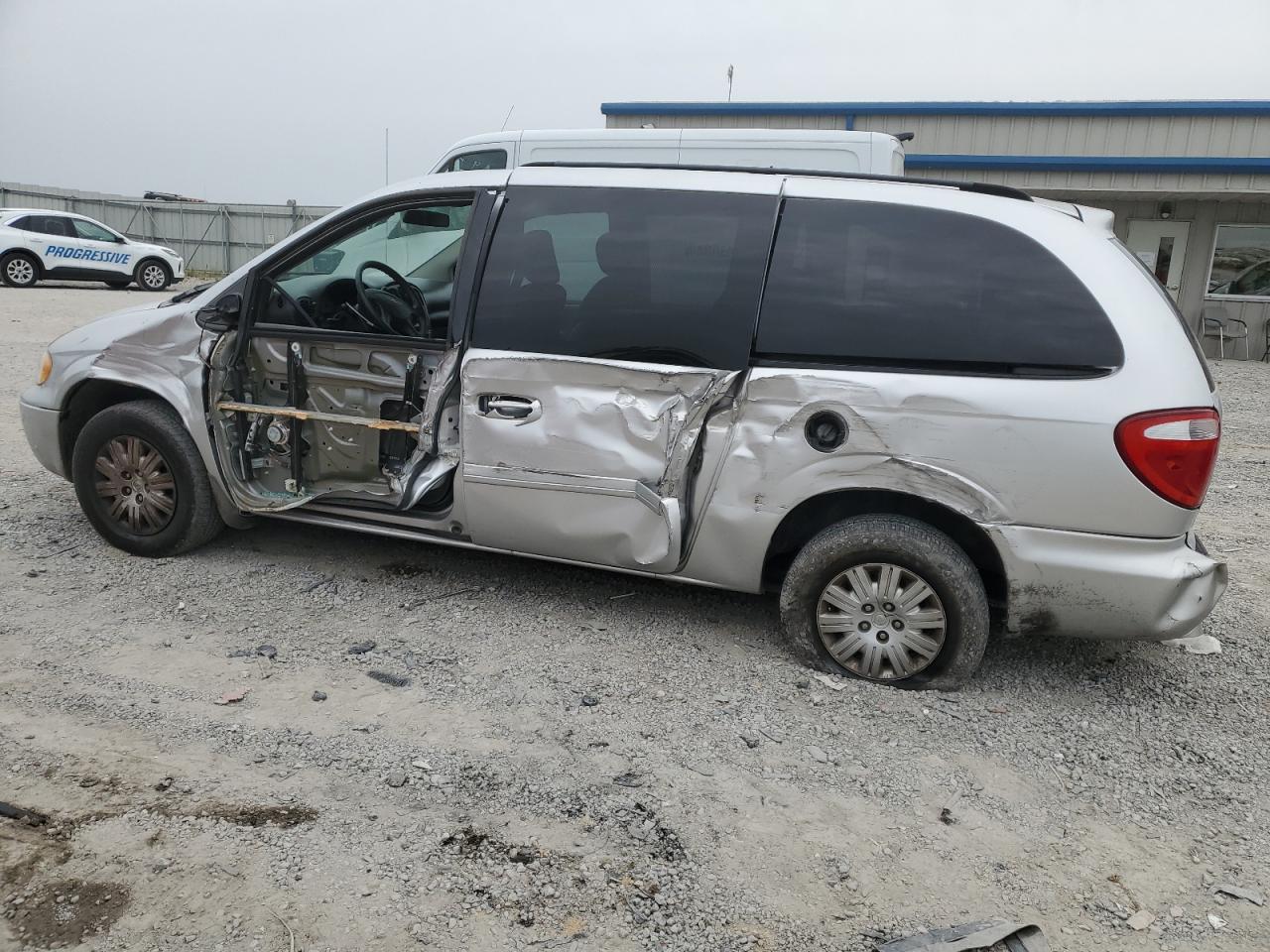 2007 Chrysler Town & Country - Image 2