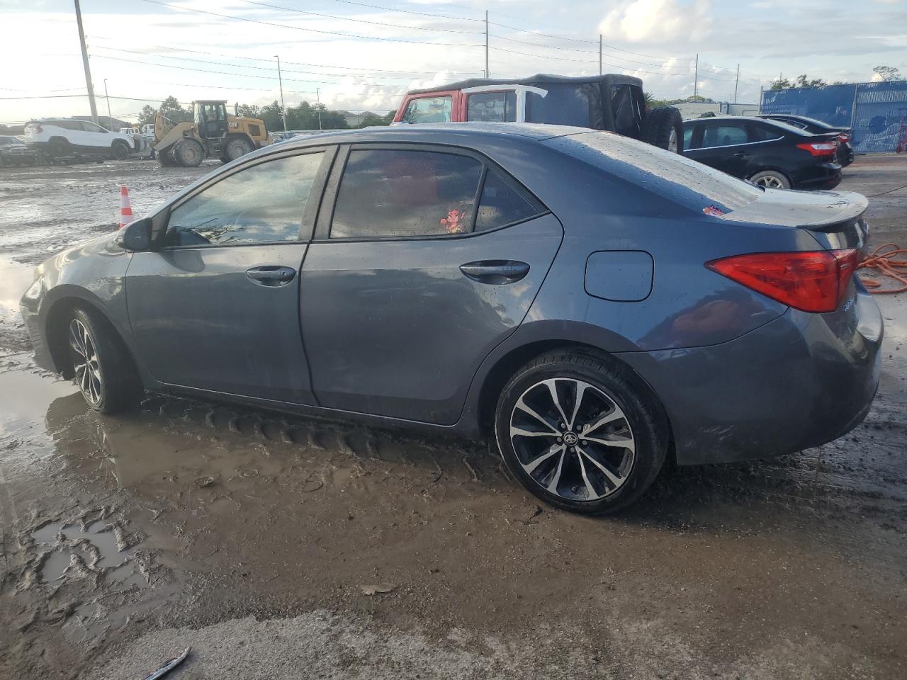 5YFBURHE6HP585587 2017 TOYOTA COROLLA - Image 2