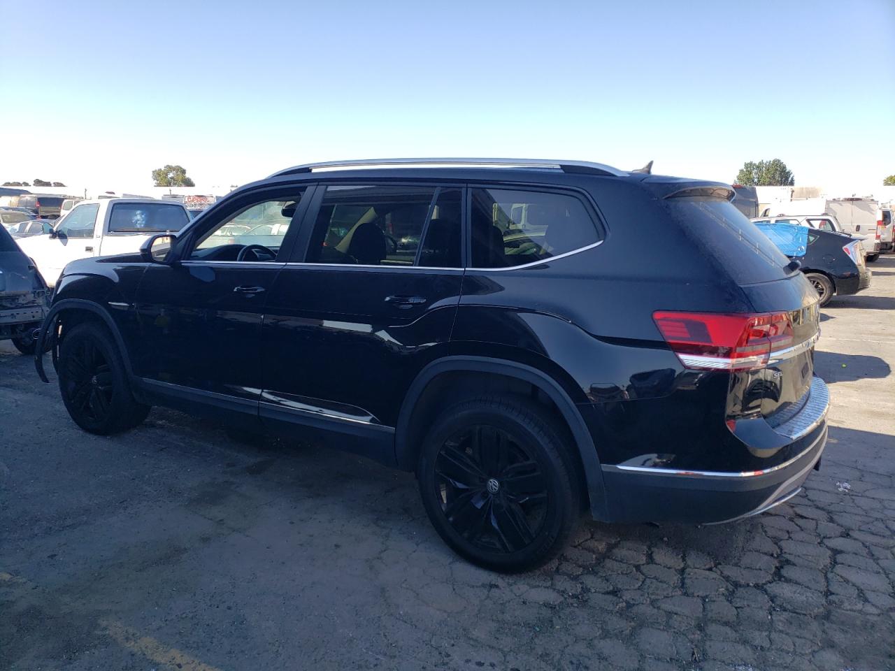 1V2MR2CA2JC585248 2018 VOLKSWAGEN ATLAS - Image 2