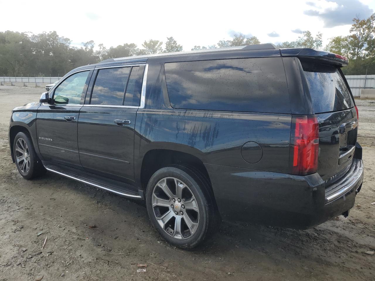 1GNSKJKC5HR303998 2017 CHEVROLET SUBURBAN - Image 2