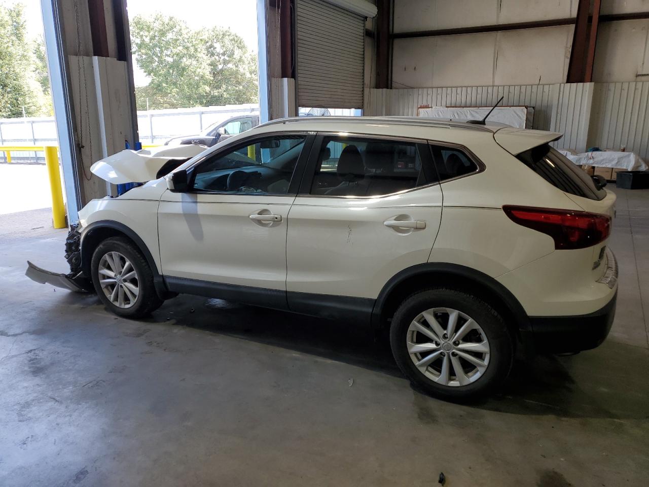 JN1BJ1CP8JW153537 2018 NISSAN ROGUE - Image 2