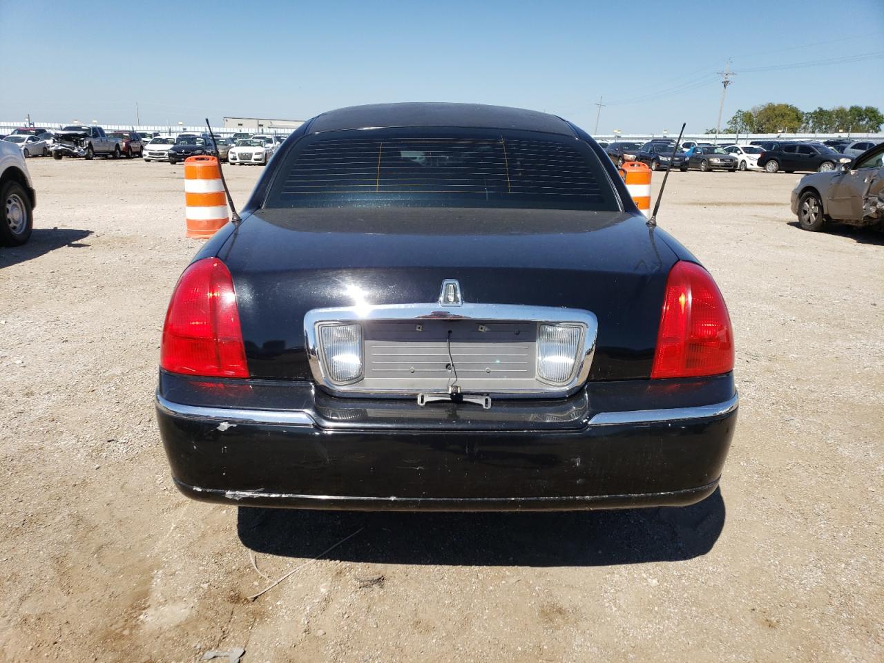 2005 Lincoln Town Car Executive VIN: 1L1FM88W75Y652612 Lot: 69825534