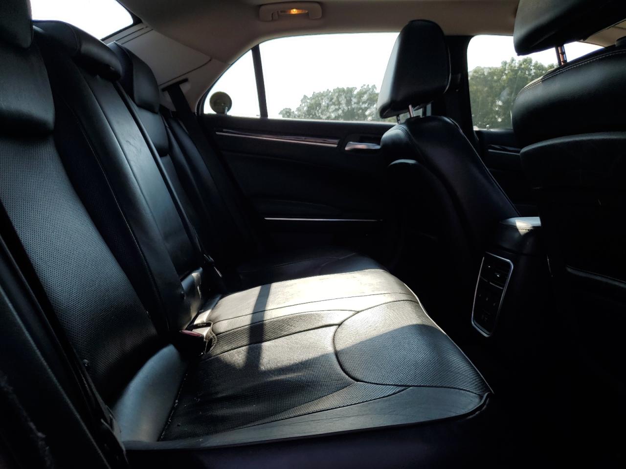 2016 Chrysler 300 - Image 10