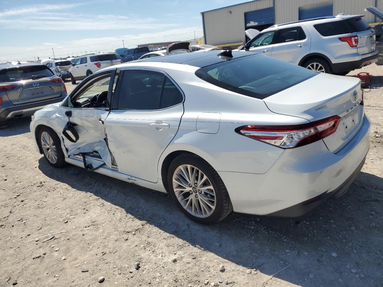 4T1B11HK8JU671908 2018 TOYOTA CAMRY - Image 2