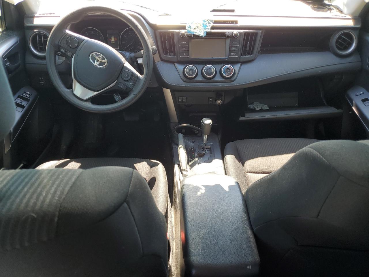 JTMZFREV5JJ204979 2018 Toyota Rav4 Le