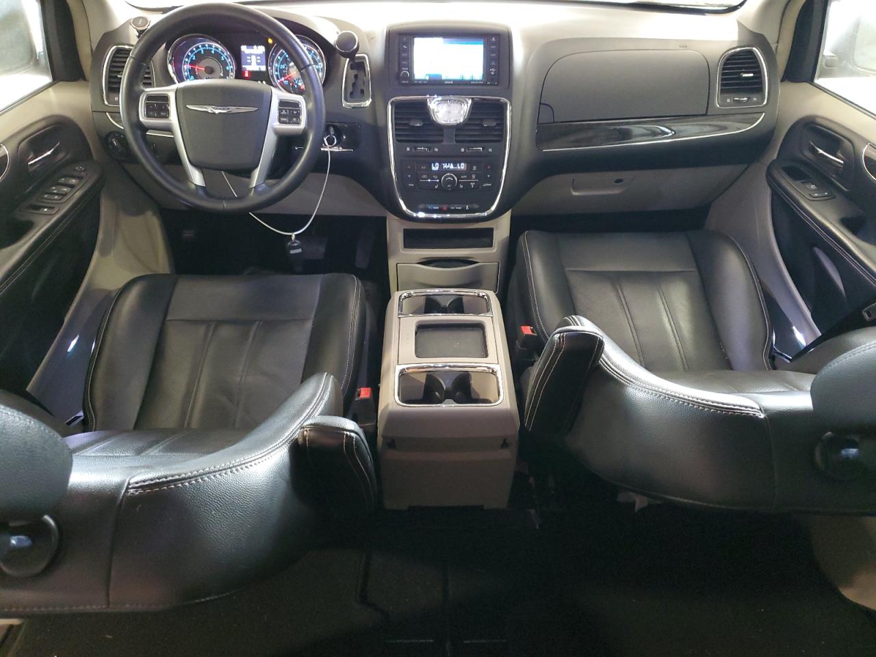 2011 Chrysler Town & Country - Image 8