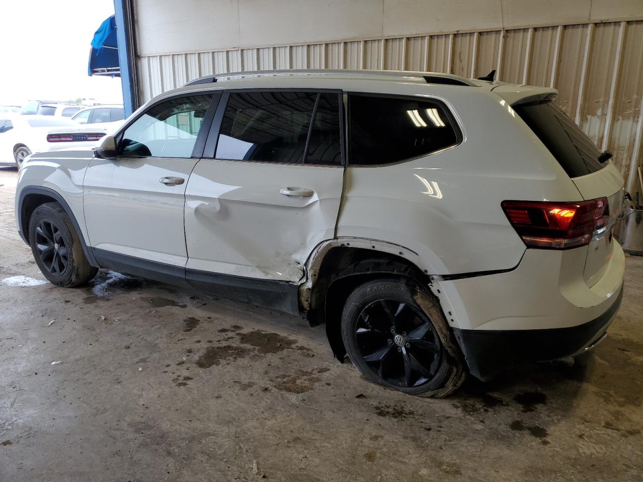 1V2CR2CA1JC562734 2018 VOLKSWAGEN ATLAS - Image 2