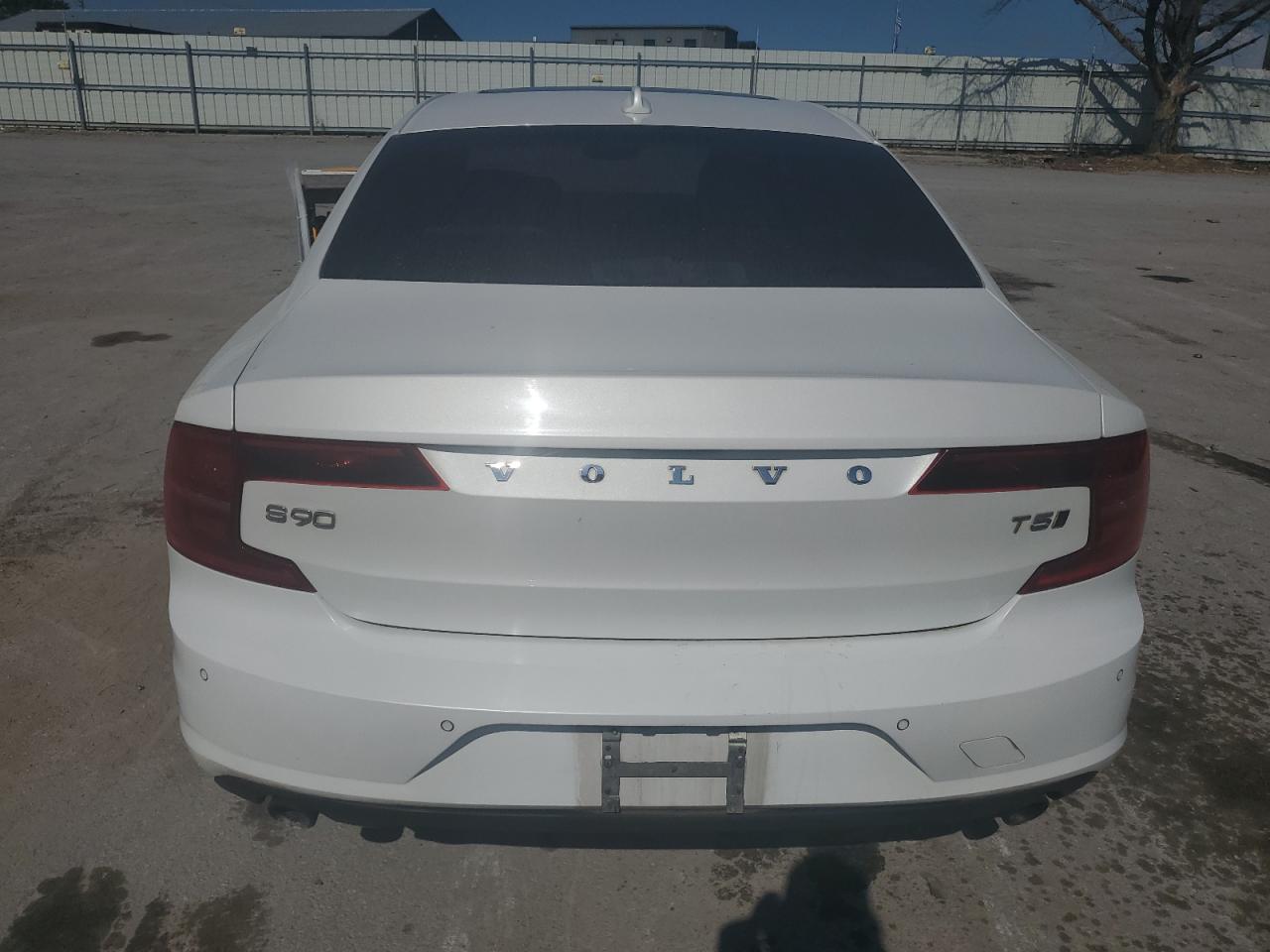 2018 Volvo S90 T5 Momentum VIN: LVY982MK8JP018884 Lot: 70519654