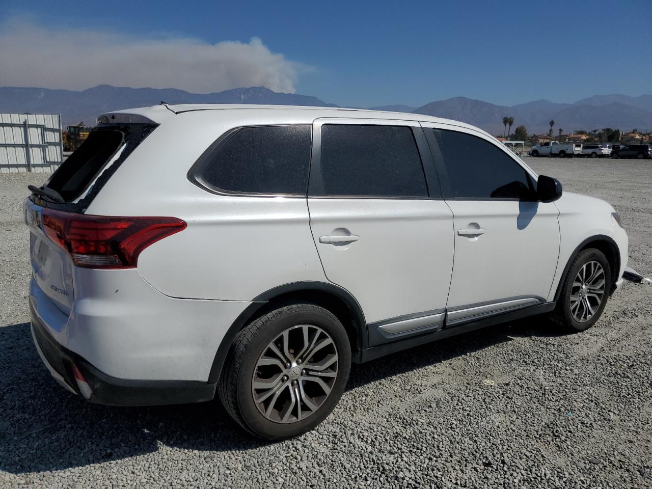 2016 Mitsubishi Outlander - Image 3