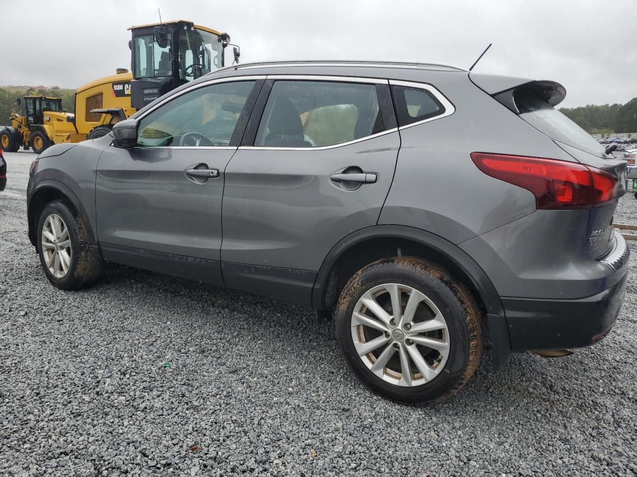 JN1BJ1CP0JW151717 2018 NISSAN ROGUE - Image 2