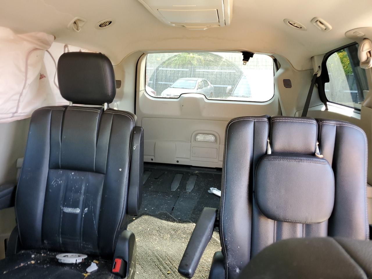 2014 Chrysler Town & Country - Image 10