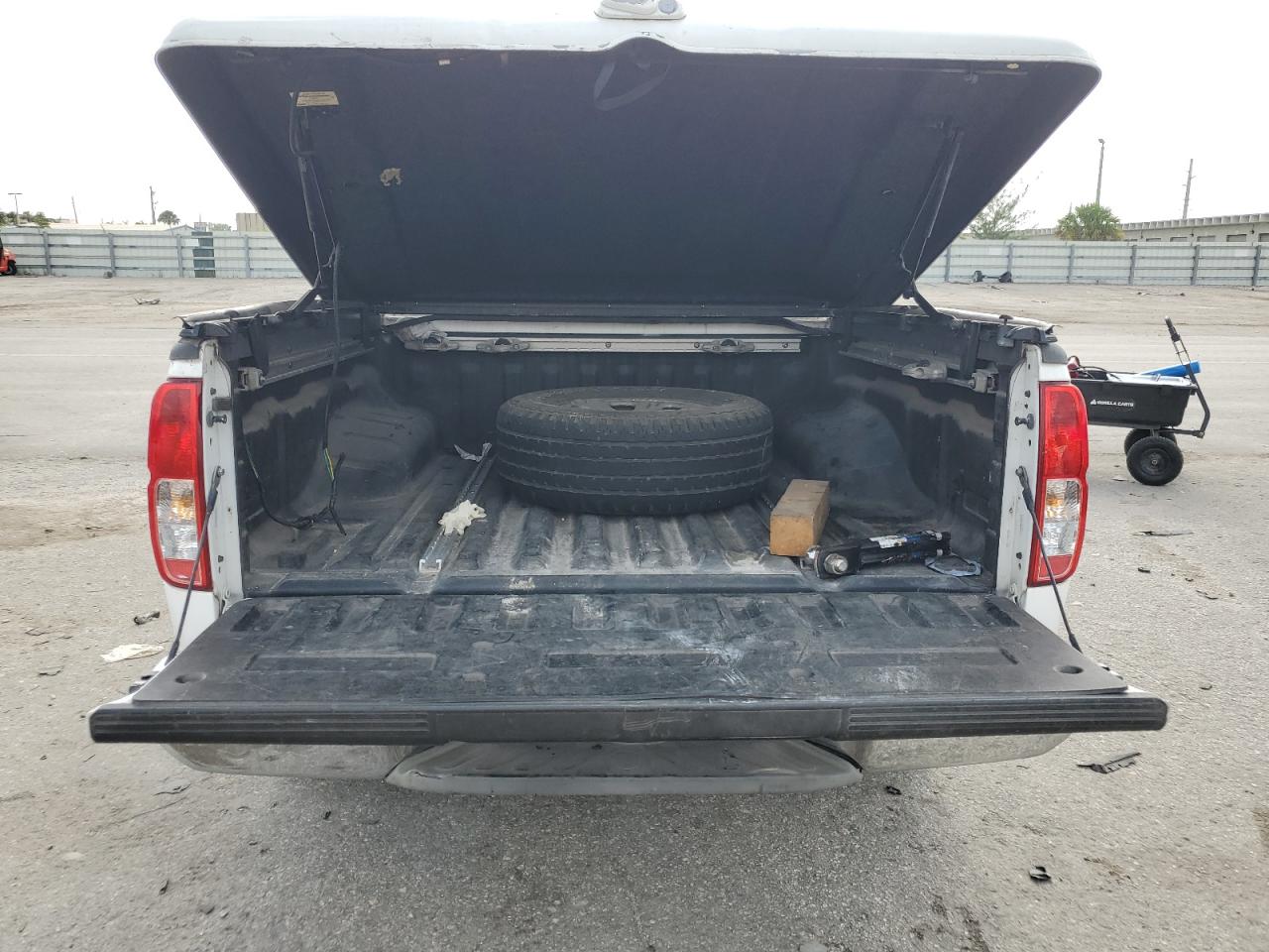 1N6AD07U85C415586 2005 Nissan Frontier Crew Cab Le