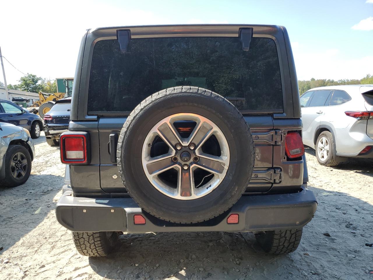 1C4HJXEG0JW127716 2018 Jeep Wrangler Unlimited Sahara