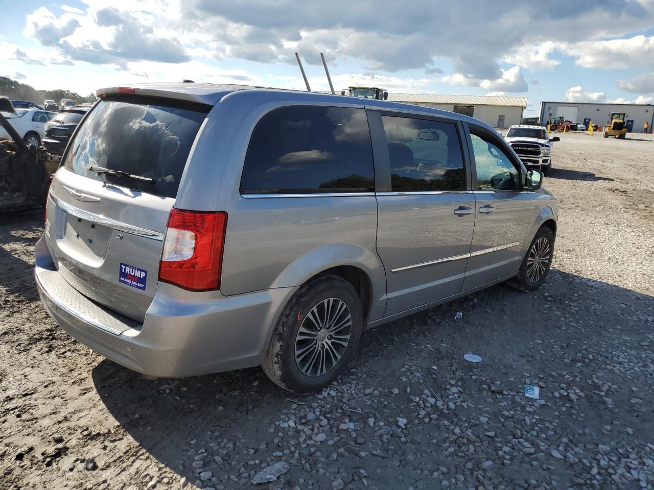 2014 Chrysler Town & Country S VIN: 2C4RC1HG3ER132706 Lot: 72144764