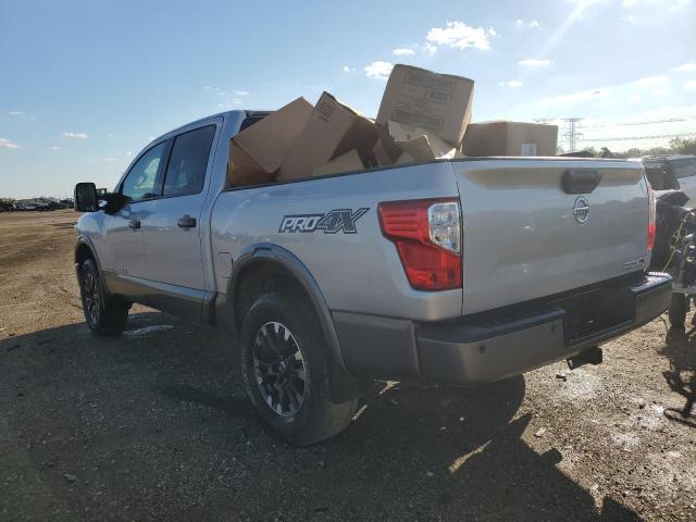  NISSAN TITAN 2018 Srebrny