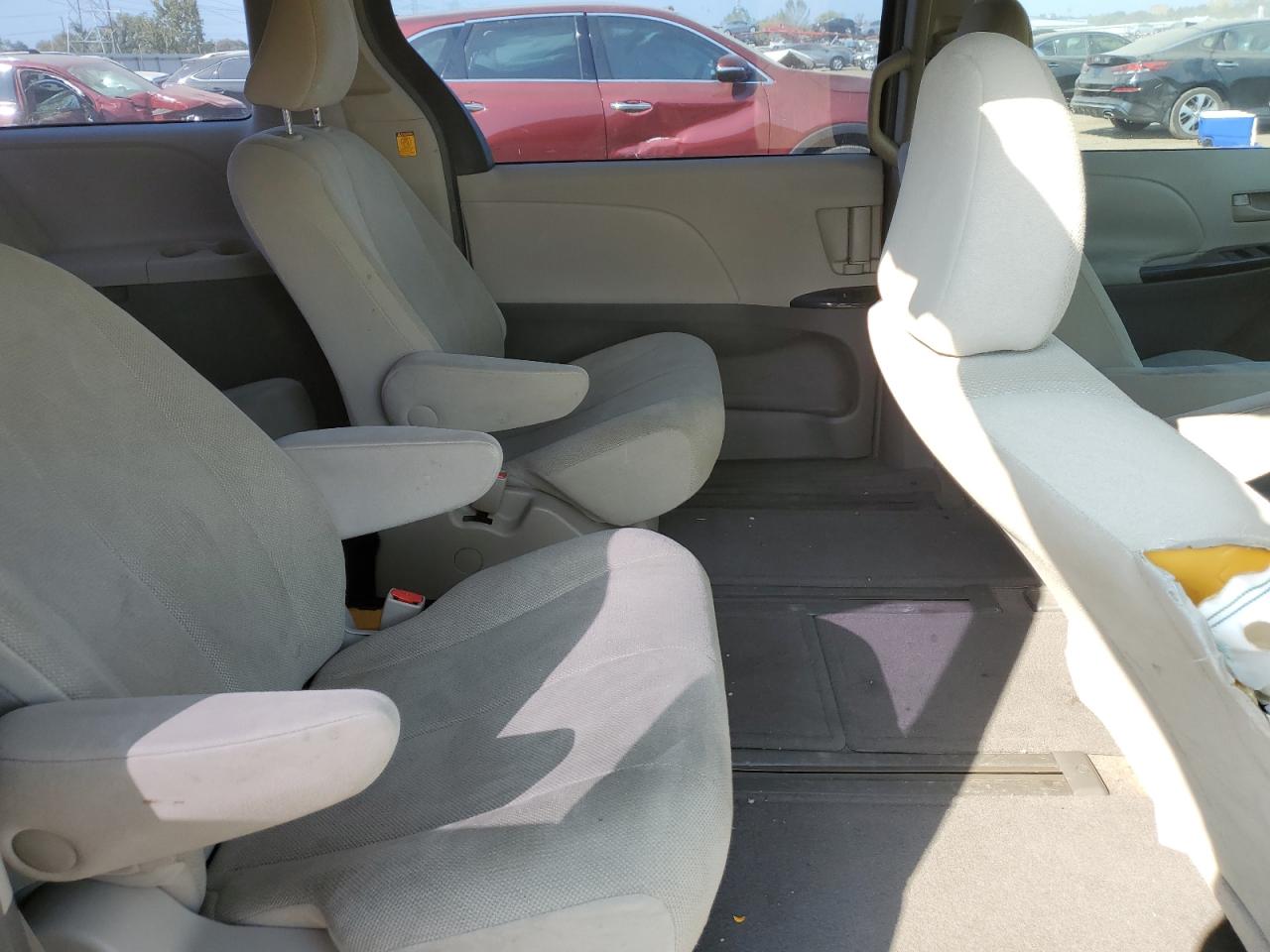 2011 Toyota Sienna - Image 12