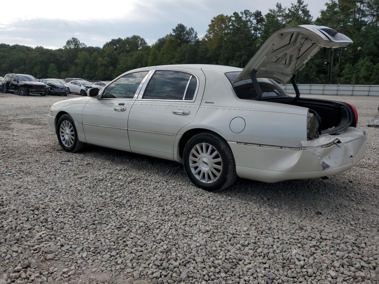 2004 Lincoln Town Car Executive VIN: 1LNHM81W04Y672393 Lot: 70393414