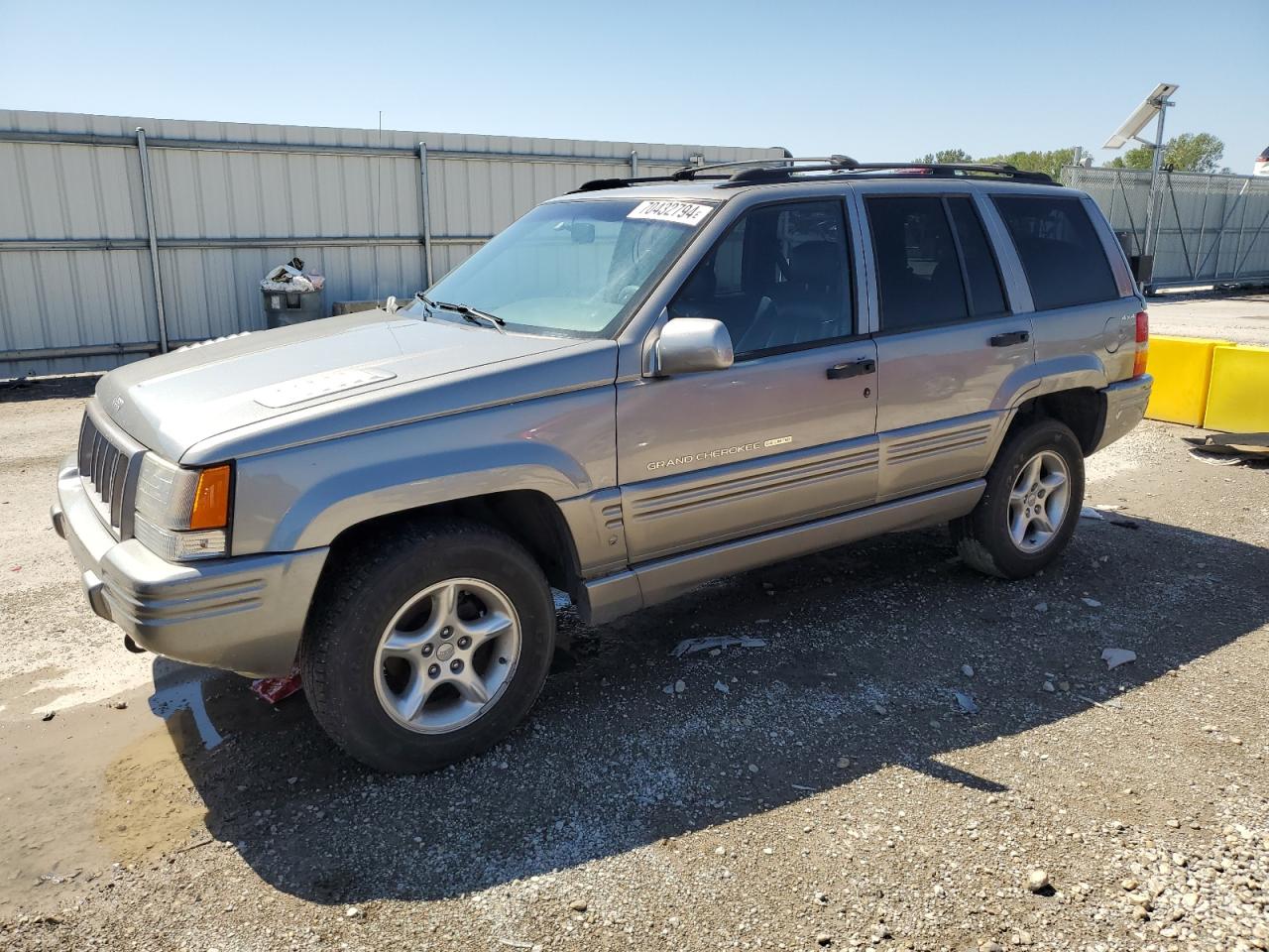 1998 Jeep Grand Cherokee Limited 5.9L for Sale in Kansas City, KS - Rear End