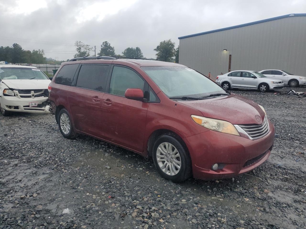2013 Toyota Sienna - Image 4