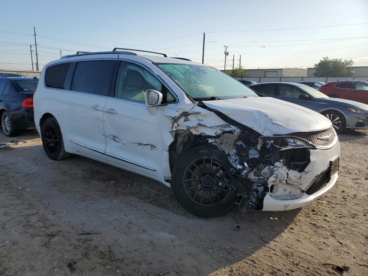 2017 Chrysler Pacifica - Image 4
