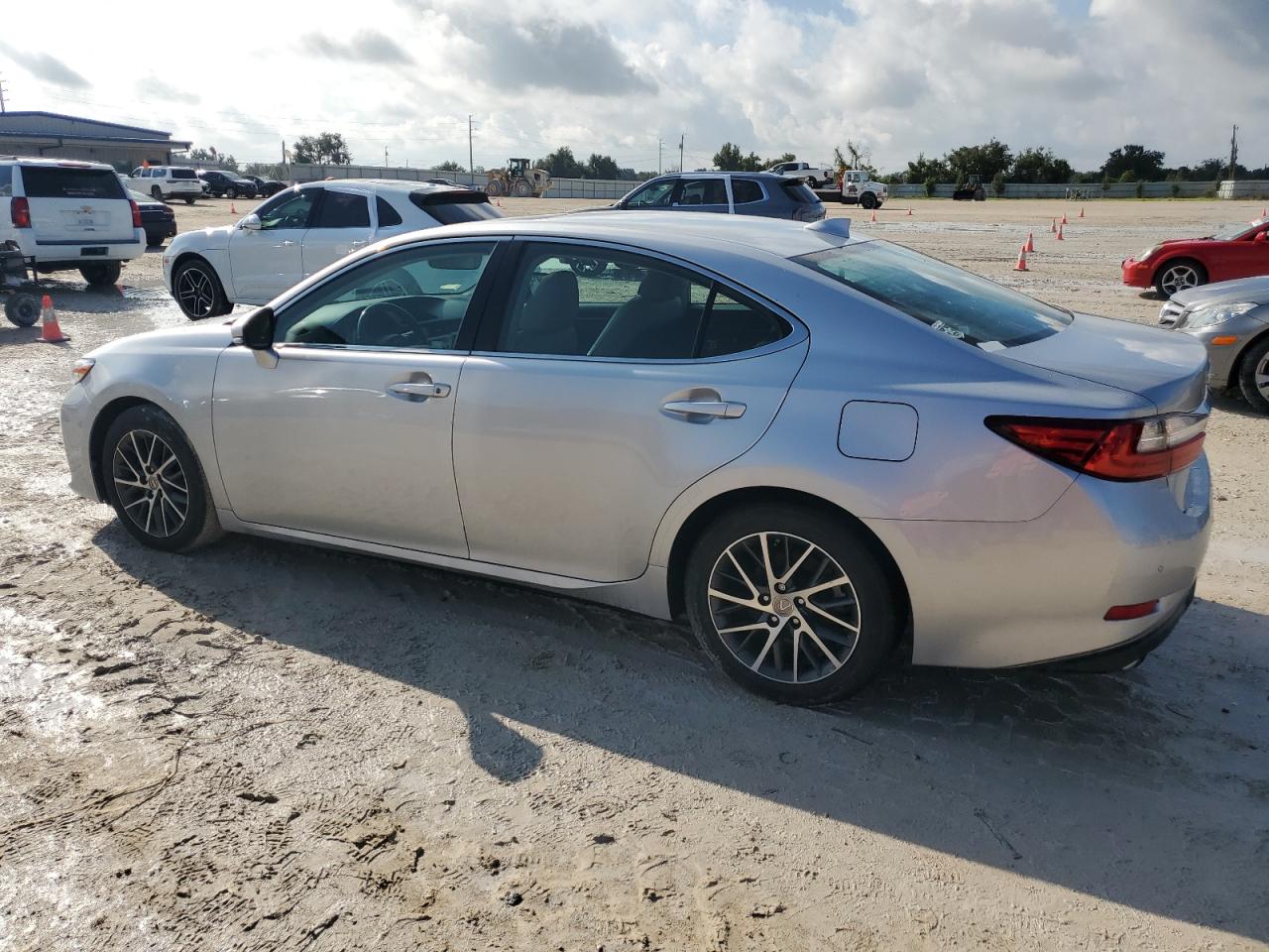 2018 Lexus ES - Image 2