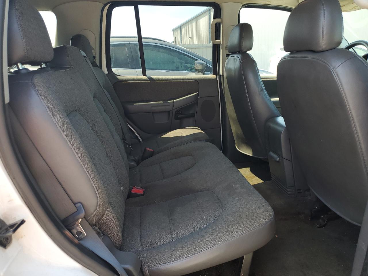 2005 Ford Explorer - Image 11
