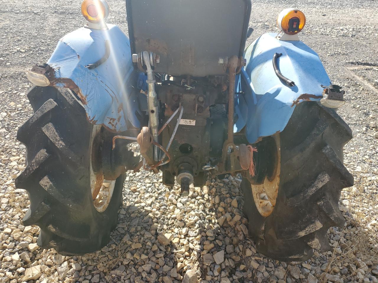 G42400100 2000 Mitsubishi D2650 Trac