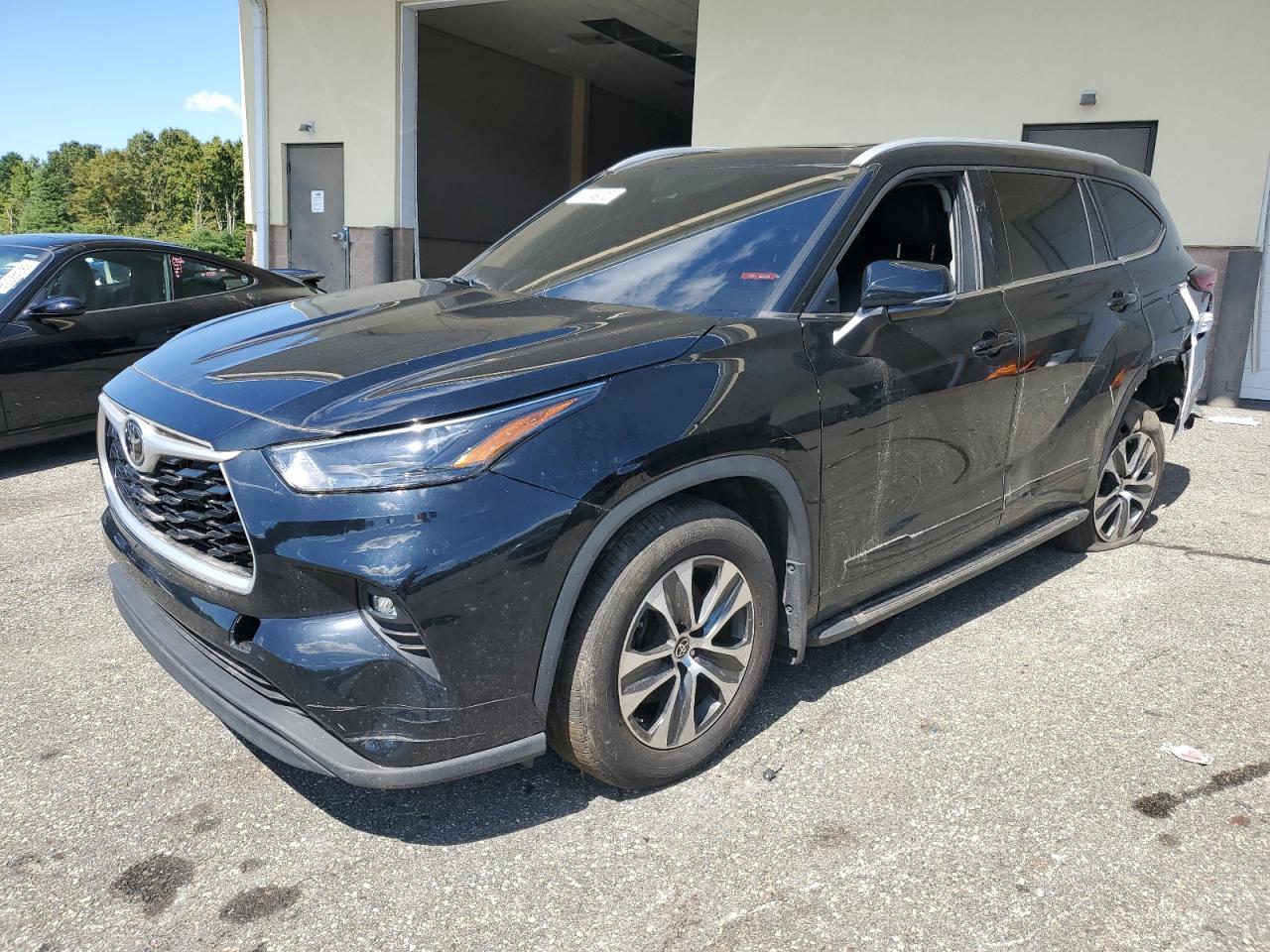 2022 Toyota Highlander - Image 1