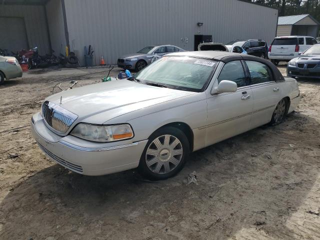 2005 Lincoln Town Car Signature Limited