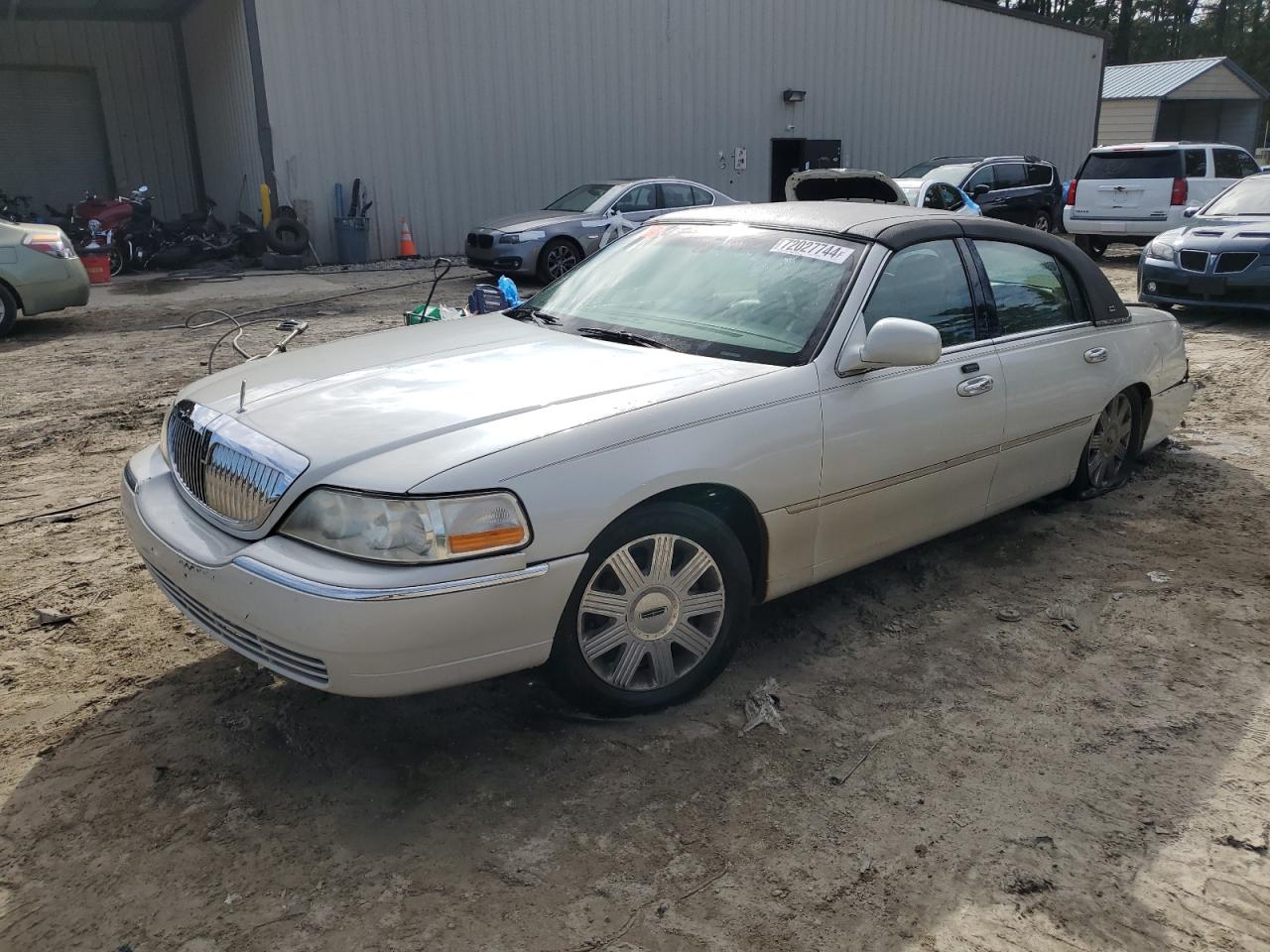 1LNHM82W75Y647443 2005 Lincoln Town Car Signature Limited