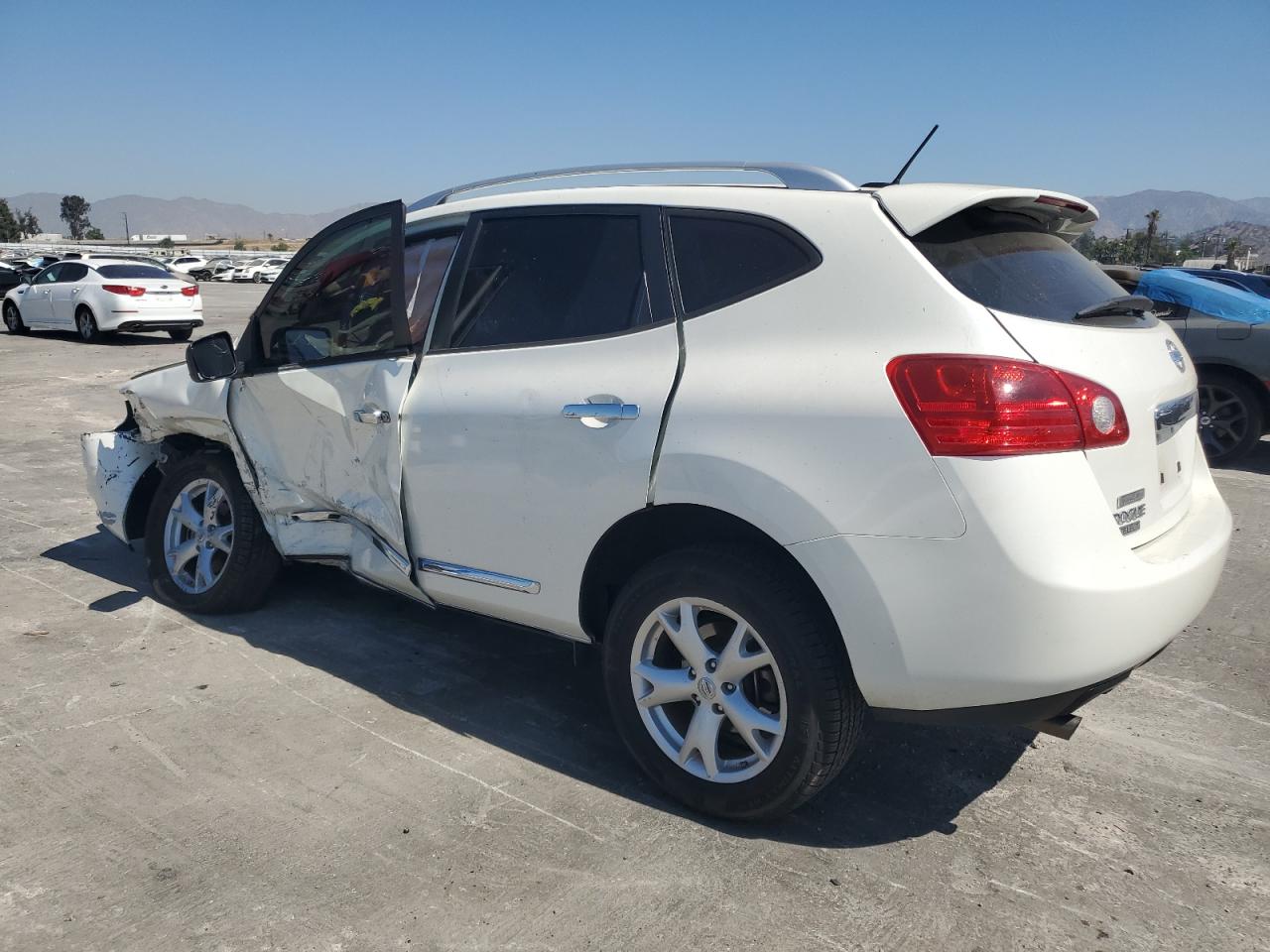 2015 Nissan Rogue - Image 2