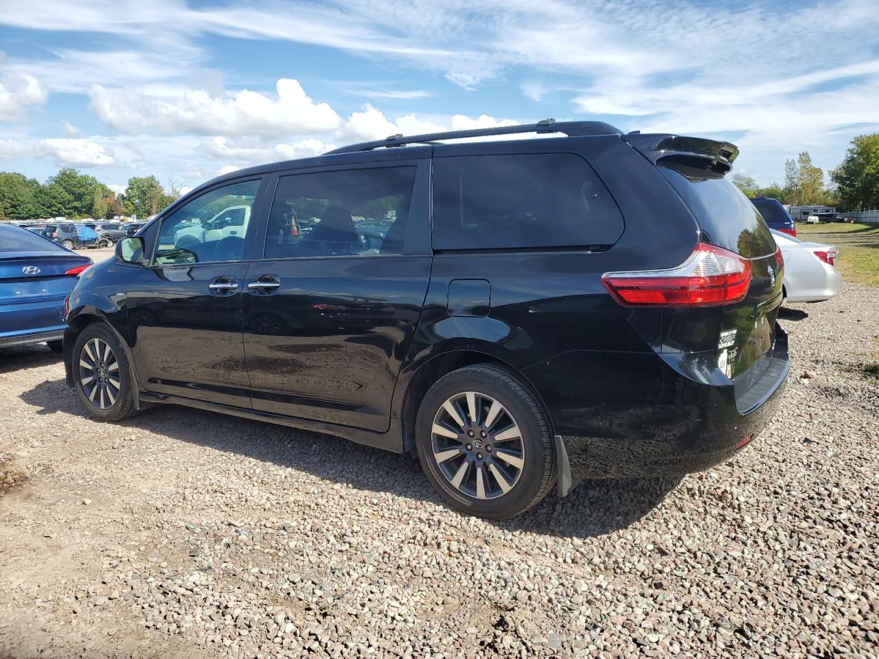 5TDDZ3DC6JS208315 2018 TOYOTA SIENNA - Image 2