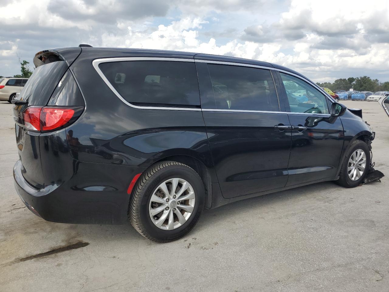 2018 Chrysler Pacifica - Image 3