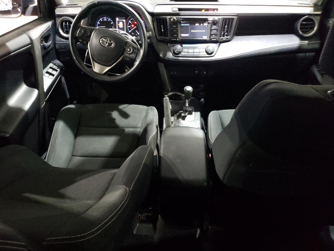 JTMRFREV3HJ124932 2017 Toyota Rav4 Xle