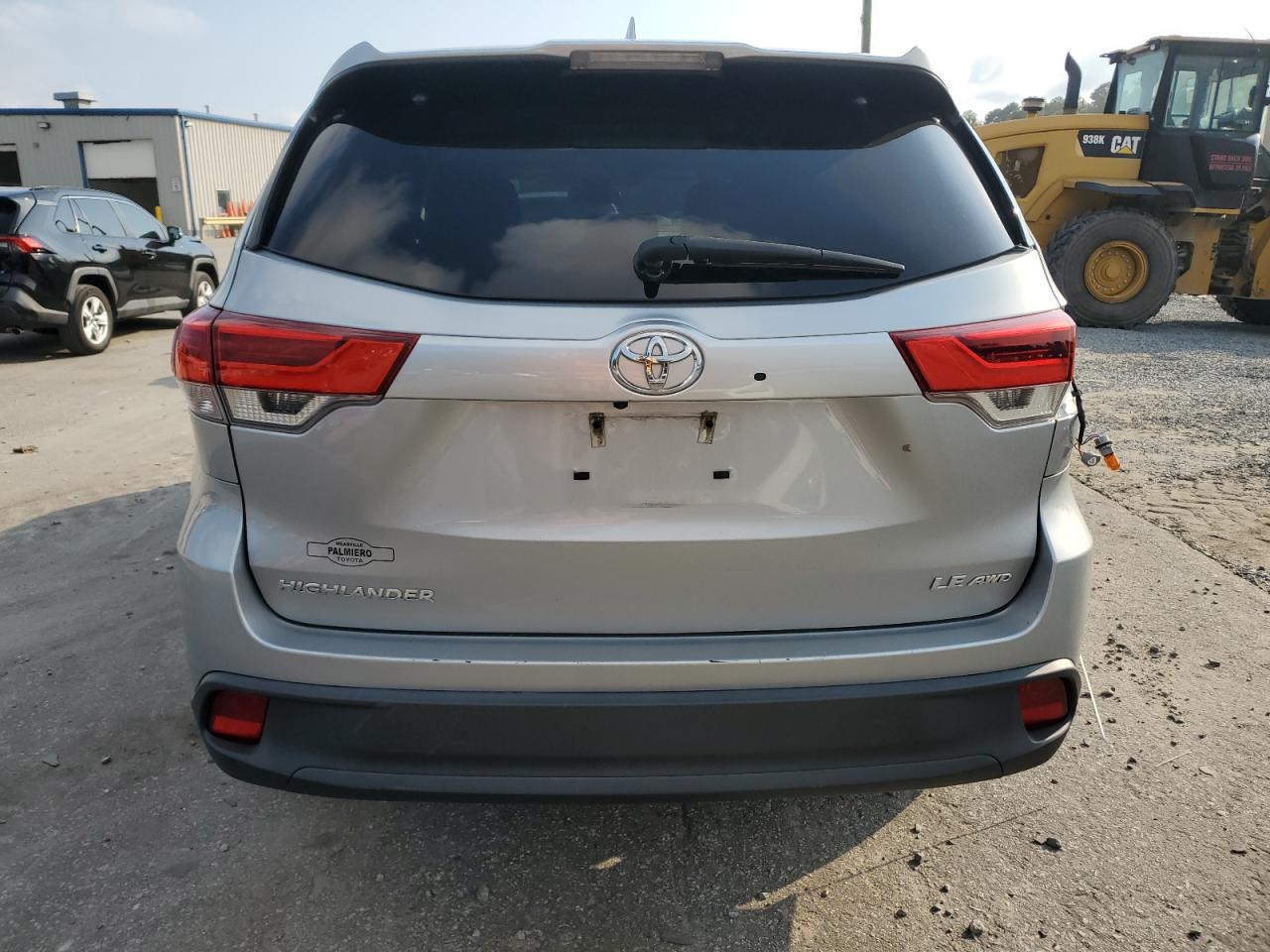 5TDBZRFH4JS855153 2018 Toyota Highlander Le