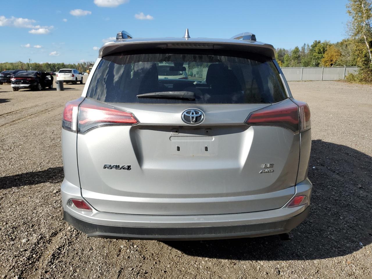 2T3BFREV0JW814145 2018 Toyota Rav4 Le