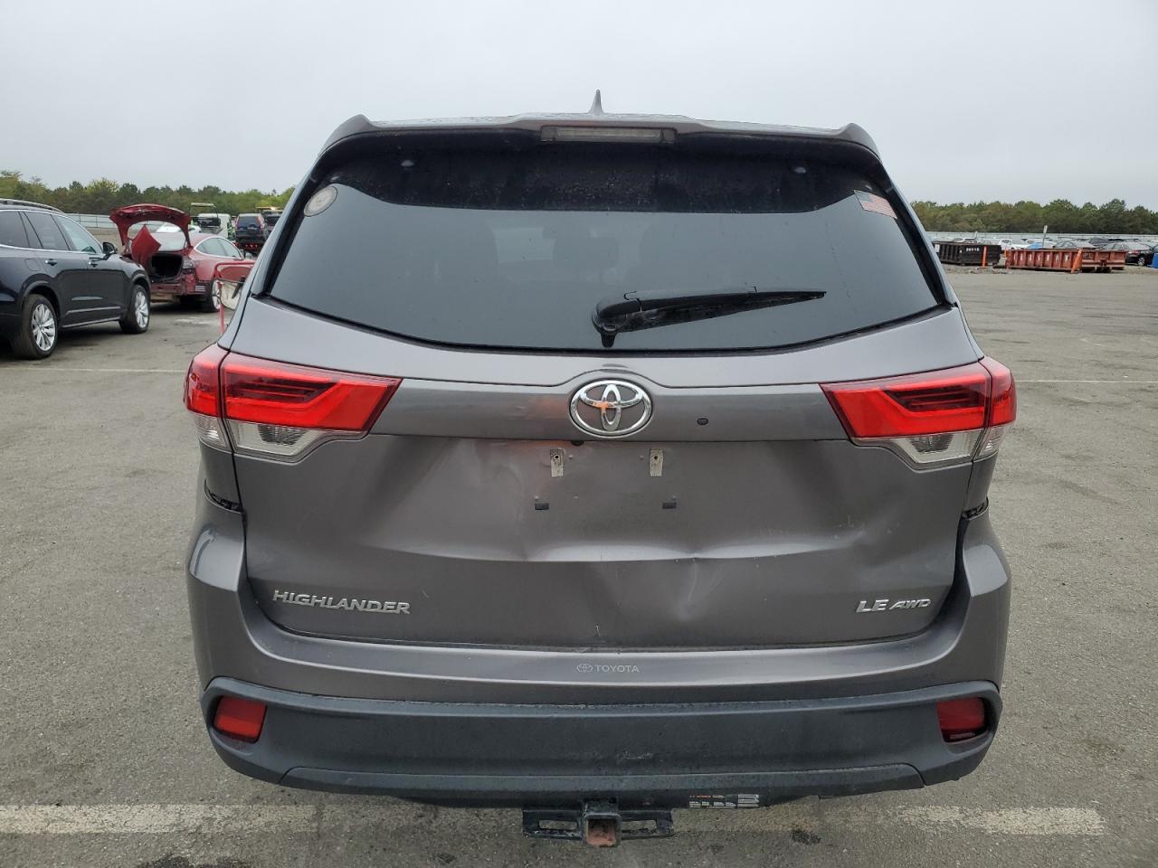 5TDBZRFH8JS905083 2018 Toyota Highlander Le