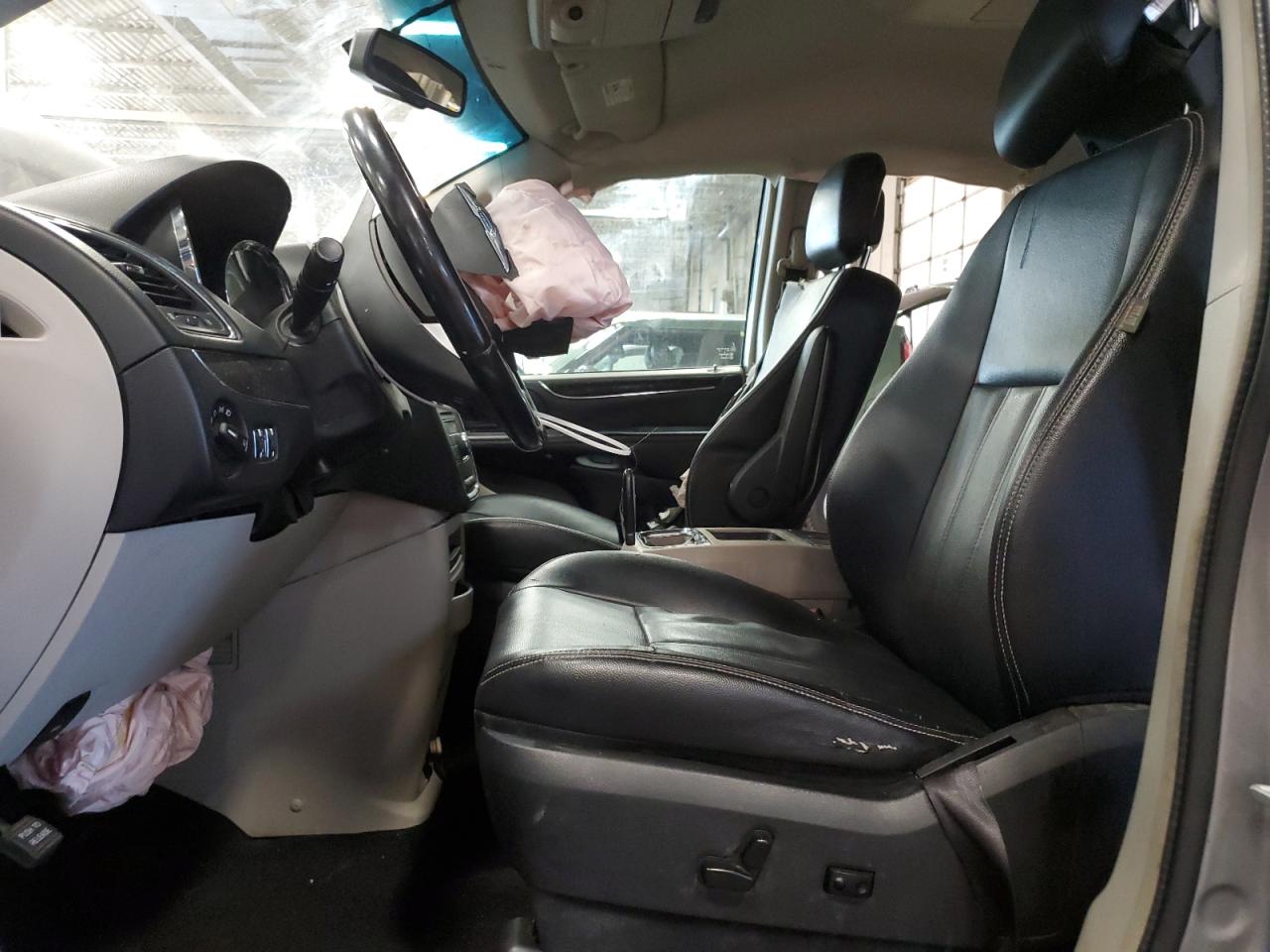 2015 Chrysler Town & Country - Image 7
