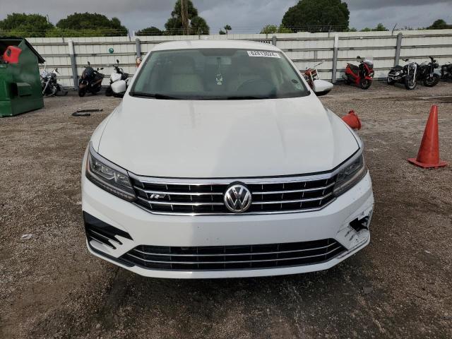  VOLKSWAGEN PASSAT 2018 Білий