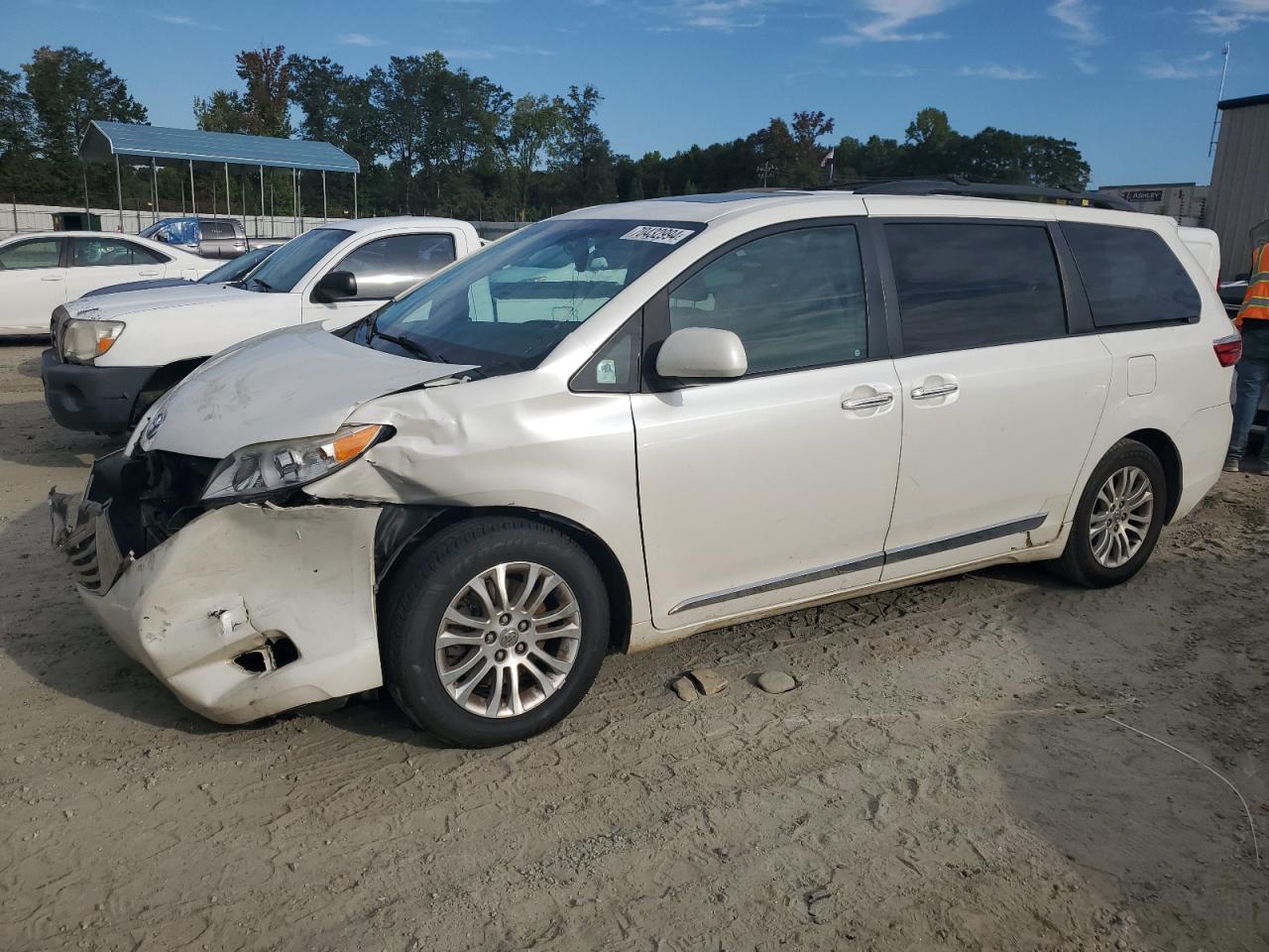 5TDYK3DC2FS668455 2015 TOYOTA SIENNA - Image 1